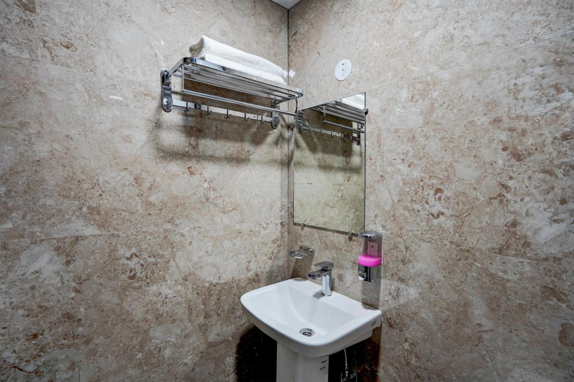 Hotel O R.N Residency Hotel Ghaziabad Bagian luar foto